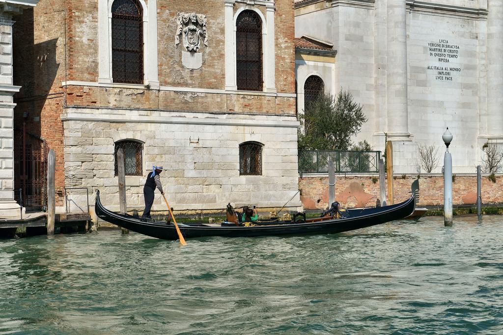 Residenza Ruga Giuffa Castello  Luaran gambar