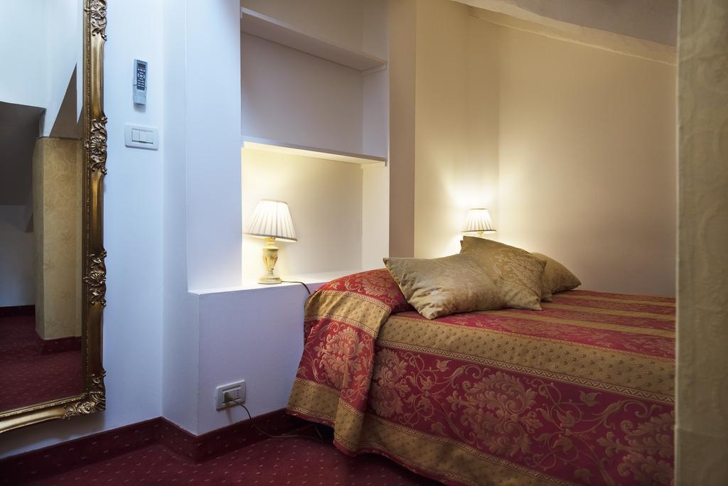 Residenza Ruga Giuffa Castello  Luaran gambar