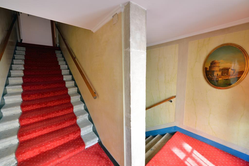 Residenza Ruga Giuffa Castello  Luaran gambar